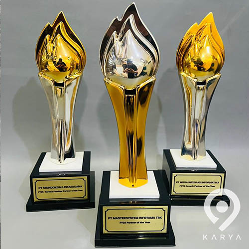 Trophy Logam Sepuh Emas