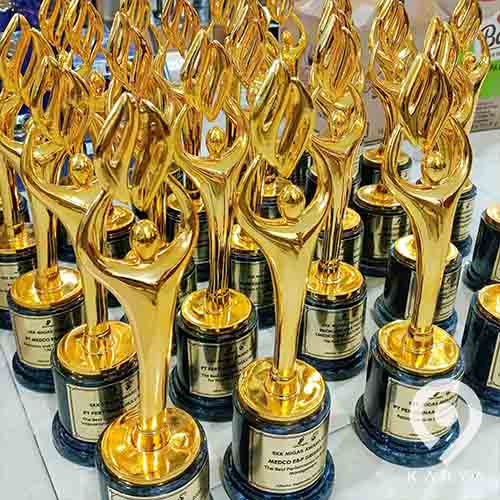 Trophy Logam Sepuh